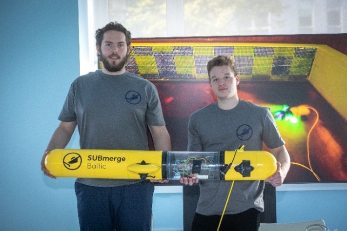 cilvēki ar zemūdeni