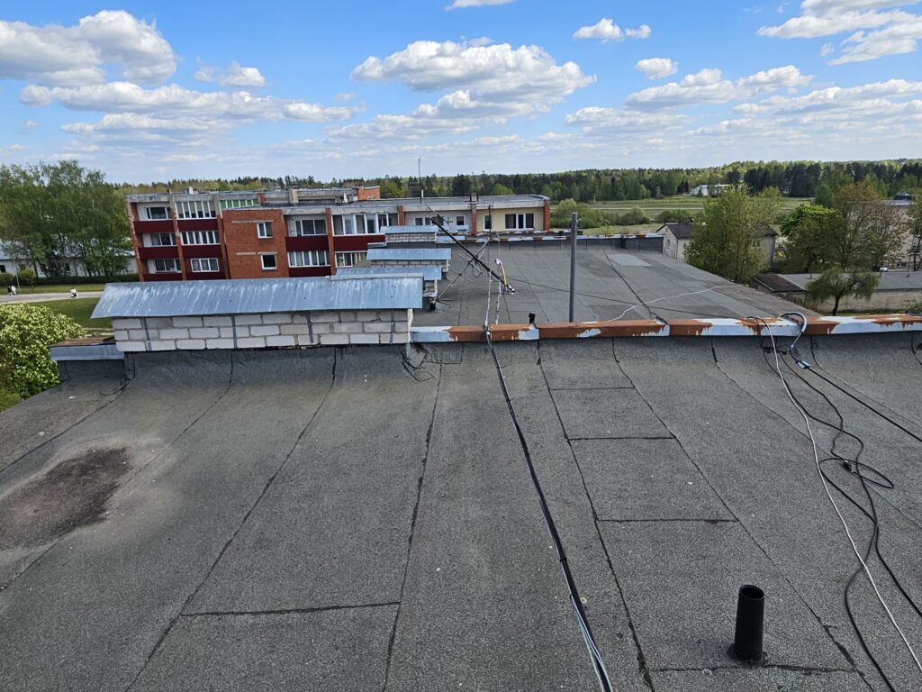 novecojos daudzdzivoklu majas jumts