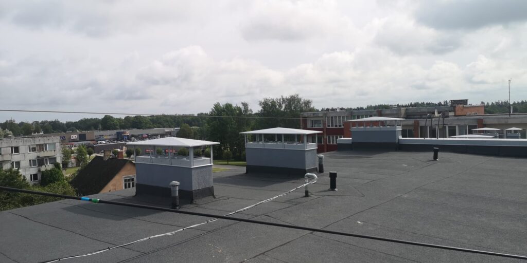 Daudzdzivoklu majas jumts pēc remonta