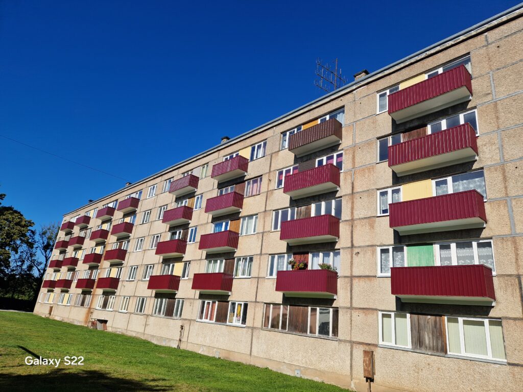 eka ar atjaunotiem balkoniem