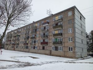 Raksta bilde: Bīstamais balkons un atvainojiet – lifts nedarbojas!